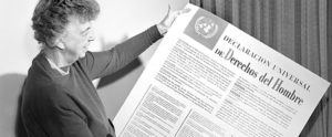Eleanor Roosevelt sostiene en 1949 la Declaración de Derechos Humanos (en una versión en español) que ella había contribuido a aprobar. Imagen tomada del sitio web de La Oficina del Alto Comisionado de las Naciones Unidas para los Derechos Humanos (OACNUDH).