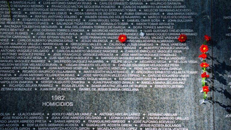 Fragmento del mural con los nombres de, aproximadamente, 30 mil víctimas que fueron asesinadas o desaparecieron durante el conflicto armado en El Salvador (1980-1992). Crédito: Espacio de Memorias y Derechos Humanos de El Salvador.