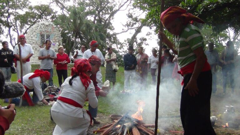 Comunidades de los pueblos originarios del occidente de El Salvador, mediante una ceremonia ancestral, conmemoran a las miles de víctimas de la masacre indígena y campesina de 1932. Crédito: Consejo Coordinador Nacional Índigena Salvadoreño (CCNIS).