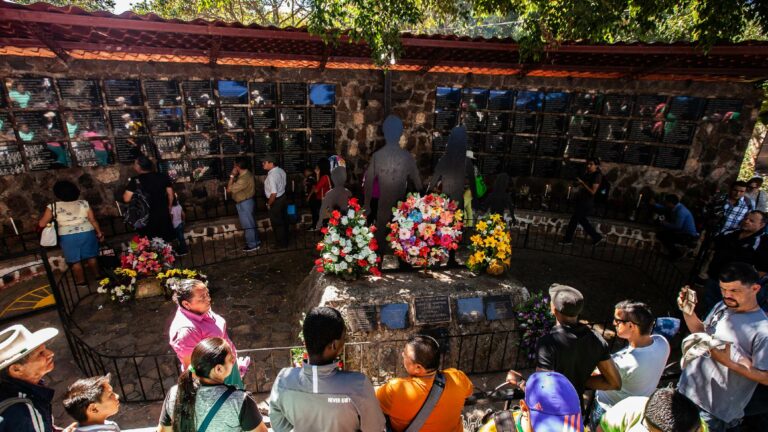 Este monumento incluye placas con los nombres de todas las víctimas (más de mil personas entre mujeres, niños, niñas y personas adultas mayores); así como una estructura representativa de una familia. Crédito: Espacio de Memorias y Derechos Humanos de El Salvador.