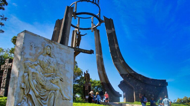 El Monumento a la Paz y la Reconciliación, ubicado a un kilómetro de la plaza principal del cantón El Mozote, rinde homenaje a las víctimas de la masacre. Crédito: www.rutadelapaz.com