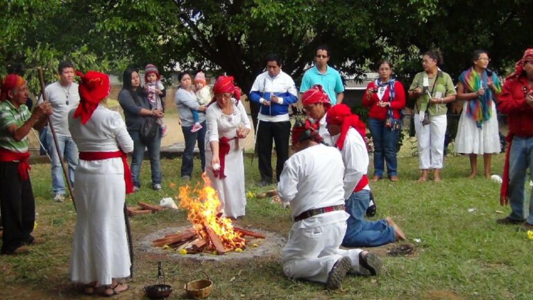 Comunidades de los pueblos originarios del occidente de El Salvador, mediante una ceremonia ancestral, conmemoran a las miles de víctimas de la masacre indígena y campesina de 1932. Crédito: Consejo Coordinador Nacional Índigena Salvadoreño (CCNIS).