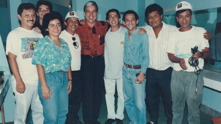 Integrantes de Radio Farabundo Martí tras su legalización. Crédito: FUNDABRIL.