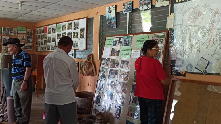 Visitantes durante su recorrido en el Museo Arcatao (Chalatenango). Crédito: Museo Arcatao.