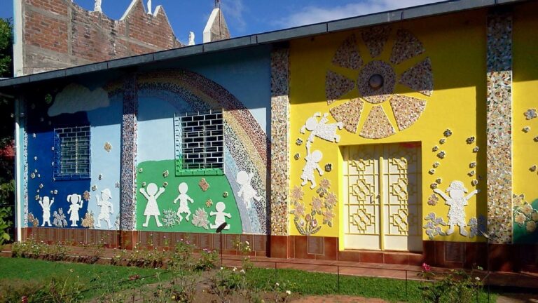 El Mural de la Luz, que también es parte de este monumento, incluye espejos y mosaicos para rendir homenaje a los más de 140 niños y niñas que perdieron la vida en la masacre de El Mozote en diciembre de 1981. Crédito: Foto de internet