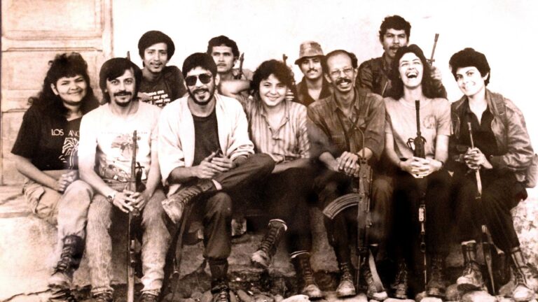 Guerrilleros e integrantes de Radio Farabundo Martí en Arcatao, Chalatenango. Crédito: FUNDABRIL.