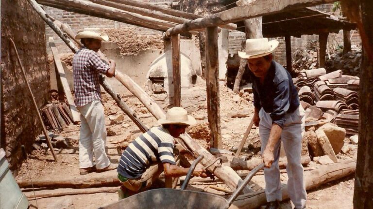 Hombres reconstruyendo la iglesia de San José Las Flores. Crédito: Museo de Memoria Histórica San José Las Flores.