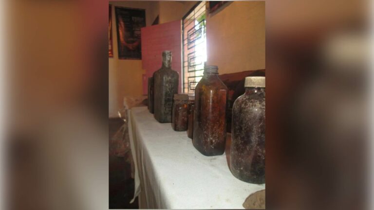 Envases de medicinas encontrados en tatú (túnel utilizado como refugio) de la Ruta del Combatiente. Crédito: Museo Guazapa.