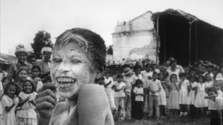 Niño en San Fernando en el año 1983. Crédito: MUPI.