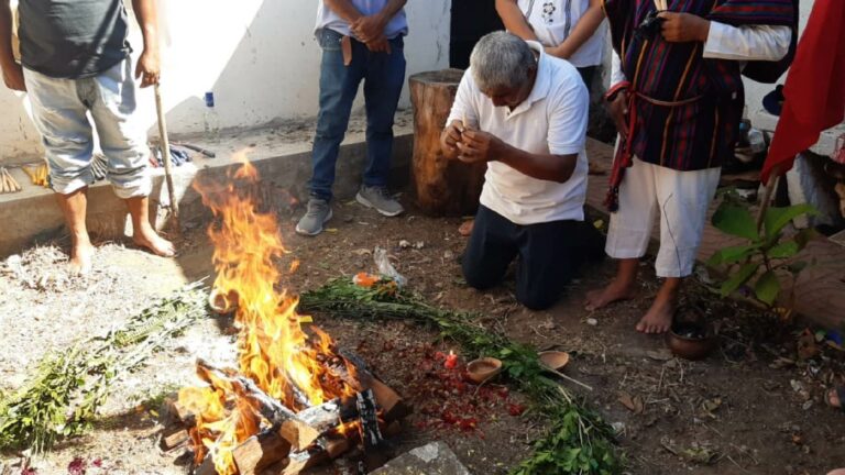 Fotografía que captura una conmemoración ancestral maya en honor a las personas asesinadas en la masacre de Las Hojas (Sonsonate). Crédito: Johanna Marroquín.