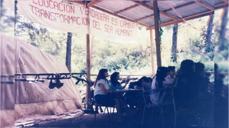 Primera escuela creada en El Manzano tras los Acuerdos de Paz. Al fondo, tiendas de campaña que sirvieron de hogar a la comunidad durante los primeros años tras el fin del conflicto armado. Crédito: José Álvarez Pavel.