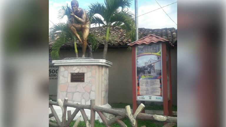 Este monumento fue concebido para ofrecer a las familias un lugar donde honrar a sus seres queridos, combatientes y civiles, cuyos restos aún pueden estar sin identificar. Crédito: Comité Pro Memoria Histórica Héroes de Guazapa.