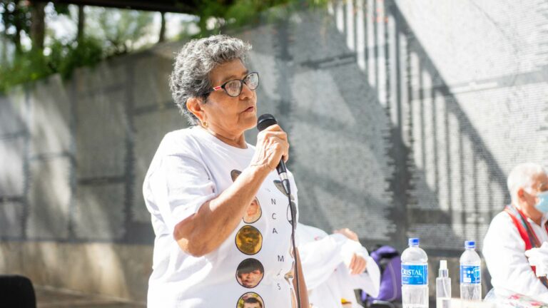 Madre Sofía Hernández, de CODEFAM, realiza un emotivo llamado de esperanza a familiares de víctimas del conflicto armado durante un acto conmemorativo frente al monumento. Crédito: Espacio de Memorias y Derechos Humanos de El Salvador.