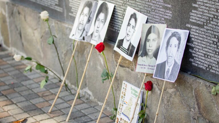 Anualmente, el 2 de noviembre, los comités de madres de personas desaparecidas durante el conflicto armado realizan un acto conmemorativo. Así honran la vida de sus seres queridos y reivindican su lucha por la justicia, la verdad y la reparación. Crédito: Espacio de Memorias y Derechos Humanos de El Salvador.