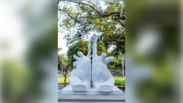 Esta escultura evoca el “Reencuentro”, pero también subraya las cicatrices imborrables causadas a las familias, así como a las niñas y niños desaparecidos forzadamente. Crédito: Espacio de Memorias y Derechos Humanos de El Salvador.