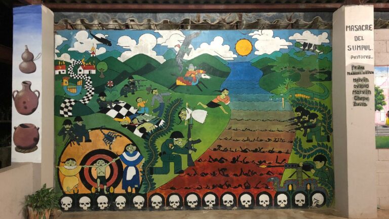 Panorámica del mural conmemorativo de la masacre del caserío Las Aradas, también conocida como “Masacre del Sumpul”. Crédito: Asociación Sumpul.