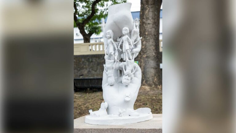 La escultura de la “Desaparición” evoca la desesperanza, el desgarro y la angustia de las familias en el momento en que sus niñas y niños les fueron arrebatados. Crédito: Espacio de Memorias y Derechos Humanos de El Salvador.