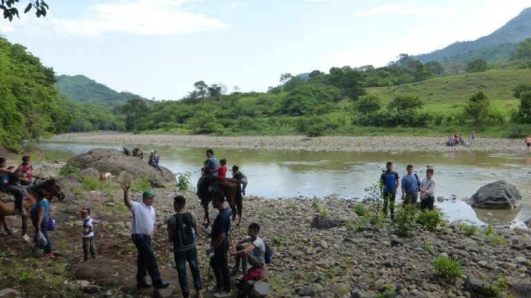 Vista actual del río Sumpul (departamento de Chalatenango), cerca de donde cientos de personas campesinas fueron ejecutadas en mayo de 1980. Crédito: Asociación Sumpul.