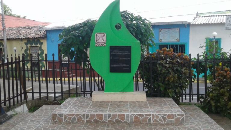 El memorial a las víctimas de la masacre de Las Hojas (Sonsonate), construido en 2017, tiene una estructura de concreto y ladrillo, con una figura de hoja y simbología maya. Crédito: Johanna Marroquín.