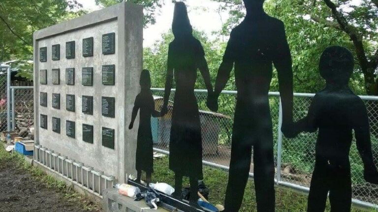 El Monumento a la memoria de las víctimas de la masacre de Cerro Pando, que fue una de las zonas arrasadas como parte de la masacre de El Mozote, se edificó en 2016. Crédito: Johanna Marroquín.