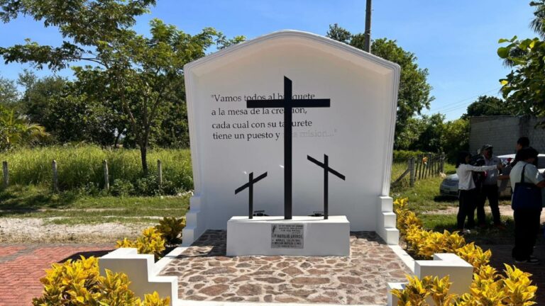 Vista general del monumento Las Tres Cruces recién remodelado. Crédito: Espacio de Memorias y Derechos Humanos de El Salvador.