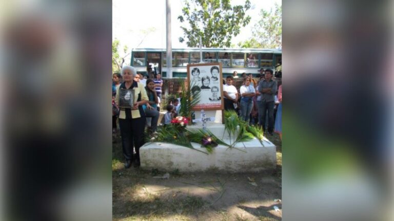 Este monumento conmemorativo, considerado como una lápida, está en el terreno donde fueron encontrados los restos de las misioneras estadounidenses. Crédito: Ministerio de Cultura de El Salvador.