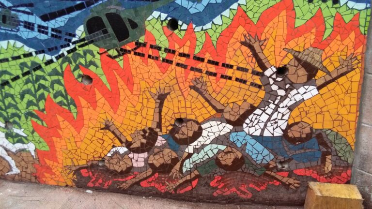 Los dos murales de mosaico narran la historia de lo ocurrido en La Joya (Morazán), que fue uno de los escenarios de la masacre de El Mozote y lugares aledaños. Crédito: Johanna Marroquín.