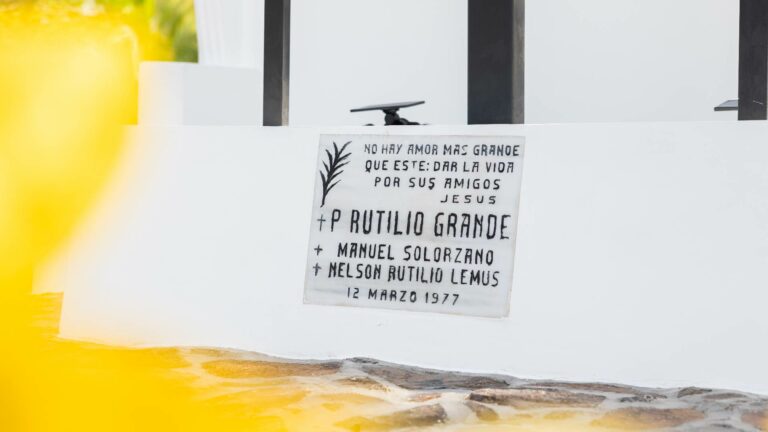 Detalle de la placa en este monumento edificado donde fueron asesinados el beato Rutilio Grande, Manuel Solorzano y Nelson Lemus en 1977. Crédito: Espacio de Memorias y Derechos Humanos de El Salvador.
