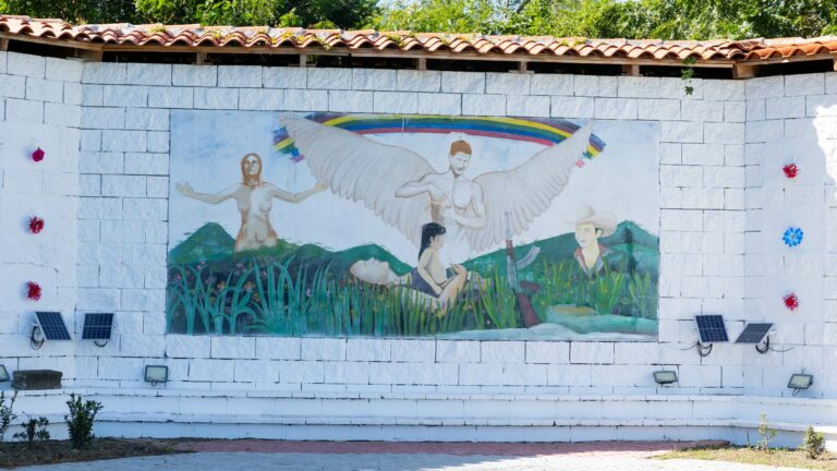 Acercamiento al mural ubicado en la pared central del mausoleo construido en memoria de las víctimas de la masacre de Sisiguayo. Crédito: Espacio de Memorias y Derechos Humanos de El Salvador.