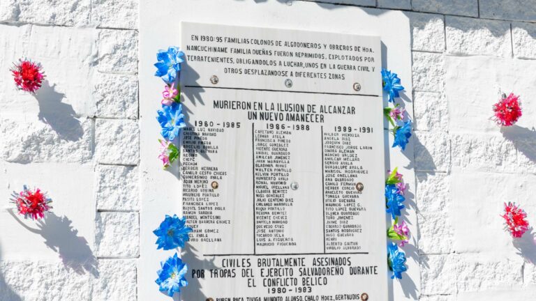 Detalle de la placa de mármol con los nombres de las víctimas de esta masacre, incluyendo niños, niñas, mujeres embarazadas y personas adultas mayores. Crédito: Espacio de Memorias y Derechos Humanos de El Salvador.