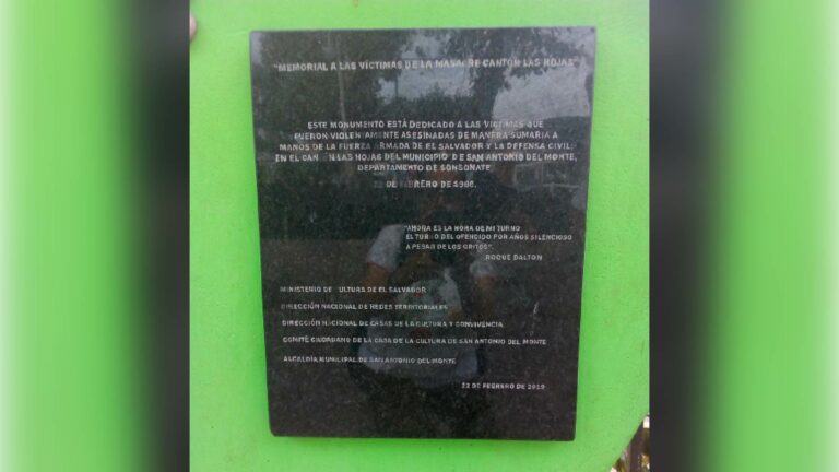 Detalle de la placa de granito negro que integra el monumento en memoria de las más de 70 personas asesinadas en esta masacre. Crédito: Johanna Marroquín.