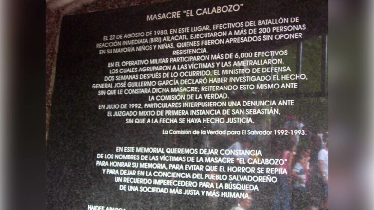 Detalle de la placa que integra este monumento en la que, además de estar grabados los nombres de las víctimas, se cuenta la historia de la masacre ocurrida entre el 21 y 22 de agosto de 1982. Crédito: Johanna Marroquín.