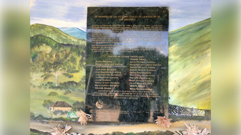 Detalle de la placa con los nombres de las víctimas de esta masacre en el monumento que la comunidad erigió en 2010. Crédito: Johanna Marroquín.