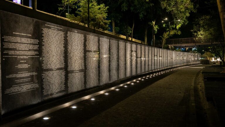 La restauración del Monumento a la Memoria y la Verdad (2023-2024) incluyó: mejoras en la infraestructura, mantenimiento de las placas conmemorativas e instalación de iluminación para crear un “faro de luz” en honor a las víctimas del conflicto armado salvadoreño (1980-1992). Crédito: Espacio de Memorias y Derechos Humanos de El Salvador.
