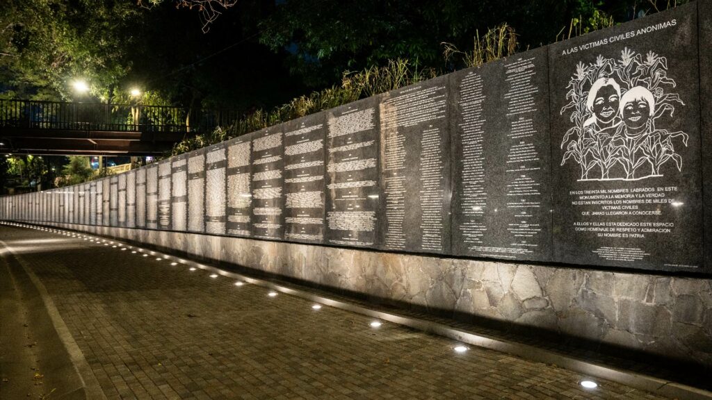 La restauración del Monumento a la Memoria y la Verdad (2023-2024) incluyó: mejoras en la infraestructura, mantenimiento de las placas conmemorativas e instalación de iluminación para crear un “faro de luz” en honor a las víctimas del conflicto armado salvadoreño (1980-1992). Crédito: Espacio de Memorias y Derechos Humanos de El Salvador.